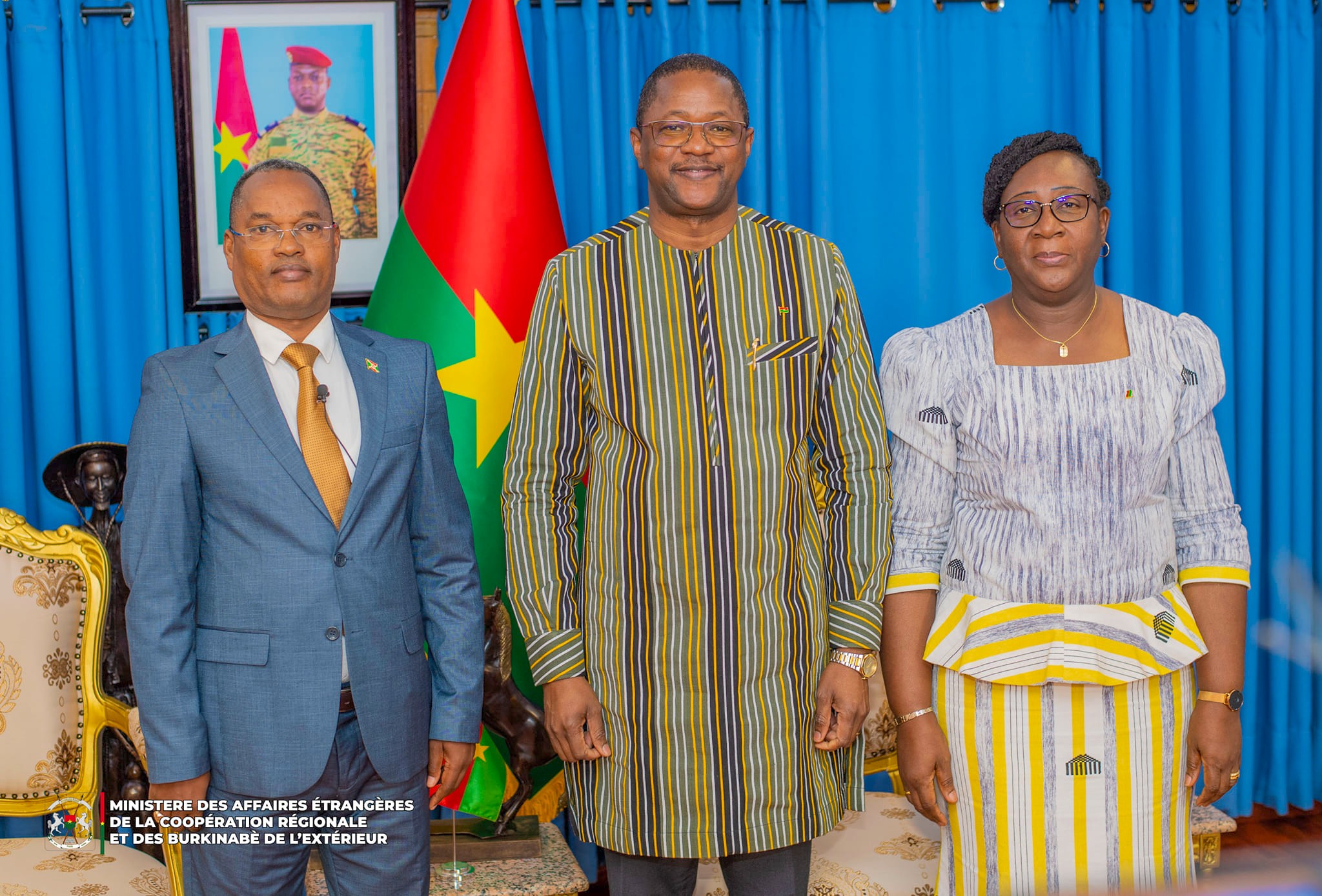 Coopération bilatérale : trois nouveaux ambassadeurs accrédités auprès du Burkina Faso remettent les Copies figurées de leurs Lettres de créance au Chef de la diplomatie burkinabè.