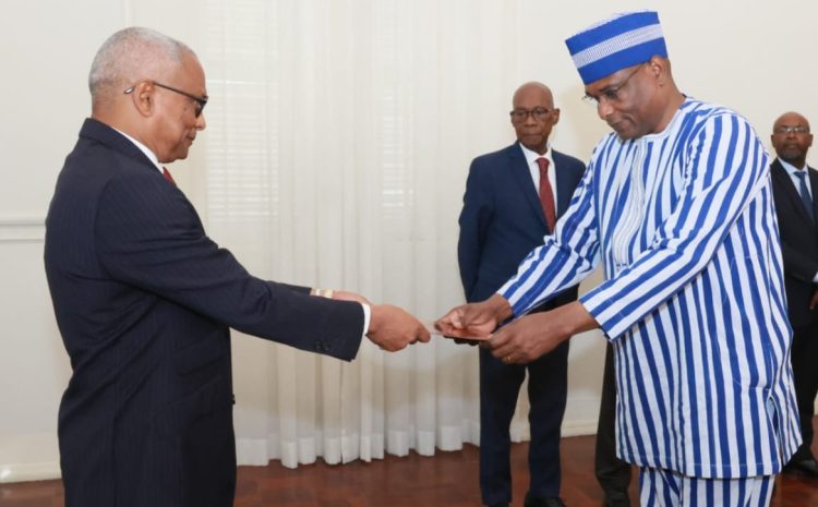 Coopération bilatérale : l’Ambassadeur Saïdou MAIGA présente ses Lettres de créance au Président de la République de Cabo Verde (Cap Vert).