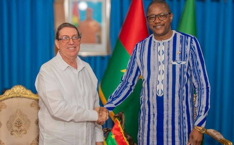 Renforcement de l’axe Ouagadougou- La Havane : SEM Karamoko Jean Marie TRAORE reçoit son homologue cubain en visite officielle au Burkina Faso